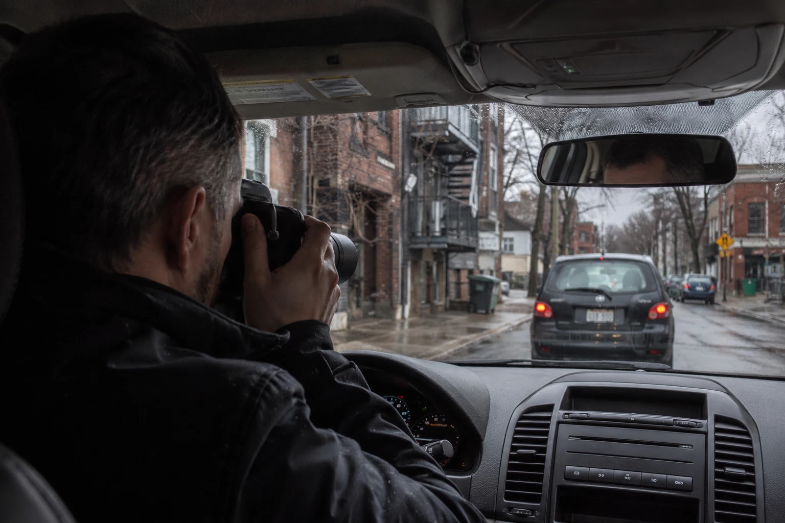 Enquêteur en opération de surveillance mobile à Montréal